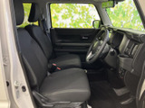 前席は座面と背もたれにゆとりがあり、運転席から前方や左右の窓越しに周囲を確認しやすい室内です。落ち着いた色合いで清潔感も感じられます。