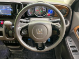 インテリアに合わせたデザインのステアリングは、運転される方のことも考え、運転しやすい形状、大きさです。是非一度、実際に触ってお確かめください。