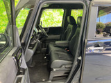 落ち着いた色合いのシートと広々とした足元で、くつろいで過ごせる運転席まわりです。前方や左右の視界も確保しやすく、毎日の移動を心地よく支えてくれます。