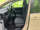 前席からフロントガラス越しに前方を見渡しやすく、運転に集中しやすい室内です。シートは落ち着いた色合いで、足元もすっきりしており、日常使いに取り入れやすい空間です。