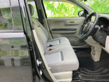 明るい色合いのドア内張りとシートで、乗り込んだ際にすっきりとした印象です。窓から外の様子を確認しやすく、運転席と助手席の空間も見渡しやすいレイアウトです。