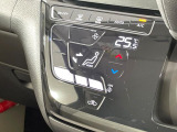 【オートエアコン】一度お好みの温度に設定すれば、車内の温度を検知し風量や温度を自動で調整。暑い&hellip;寒い&hellip;と何度もスイッチ操作をする必要はありません。快適な車内空間には必須の機能ですね♪
