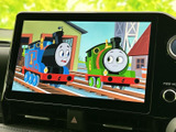 画面でテレビ映像を視聴でき、停車中の待ち時間や休憩時に車内で過ごす時間を楽しめます。映像が大きく表示されるため内容を確認しやすく、同乗者との時間にも活用できます。