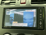 停車中にテレビ番組を視聴できる画面を備え、休憩時間などに映像を楽しめます。画面上で番組内容を確認でき、車内で過ごす待ち時間にも活用しやすい装備です。