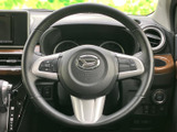 ステアリングには複数のスイッチが備わり、手元で車両機能を扱える構成です。走行中も操作箇所を確認しやすく、日々の運転をサポートする便利な装備です。