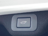 【パワーバックドア】スマートキーや運転席のボタンを押すだけでリアゲートが自動で開閉します!荷物を持っている時や、高い位置にあるバックドアを閉める際に便利な機能です♪