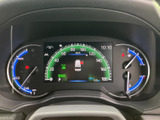 速度や燃料残量などの情報がまとまり、運転中も確認しやすいメーター配置です。中央の表示部では車両の状態を確認でき、必要な情報を把握しやすくなっています。