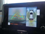 パノラミックビューモニター付きです。車両を上から見たような映像をディスプレイオーディオ画面に表示。運転席からの目視だけでは見にくい、車両周辺の状況をリアルタイムでしっかり確認できます。