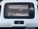 テレビ映像を表示できる画面を備え、停車中の待ち時間に番組を視聴できます。ナビなどと共用のモニターで、画面の切り替えも本体のボタンから行えます。