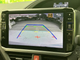 後方の映像と目安となるガイド線を画面で確認でき、駐車時の後方確認をサポートします。周囲の状況を把握しながら、落ち着いて駐車したい場面に便利です。