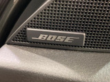 【BOSEサウンドシステム】メーカーオプションの高品位サウンドシステムを搭載。専用のチューニングが施された大小様々なスピーカーから良質なサウンドが奏でられ、臨場感あふれる音響空間を演出します。