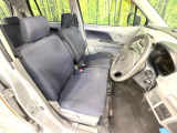 運転席まわりには十分なスペースがあり、大柄な方でもゆったり運転していただける環境です。
