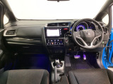 車内は光触媒抗菌消臭施工済です。インパネ周りはスタイリッシュなデザインです。グローブボックスやカップホルダーのほかにトレーなどたくさんの収納スペースが付いています。