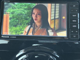 テレビ映像を画面で楽しめる装備を備えています。停車中の待ち時間などに視聴でき、画面上の案内からほかのメニューにも切り替えられるため、車内で便利に活用できます。