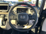 手元にオーディオや運転支援関連のスイッチが集まり、視線を大きく移さず操作しやすい配置です。メーターも正面に見渡せ、日常の運転を快適にサポートします。