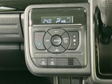 温度表示を確認しながら、空調の運転や風向きなどを操作できるパネルです。ボタンがまとまっていて見分けやすく、日々の室内環境の調整に便利です。