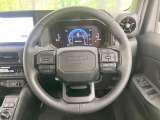 インテリアに合わせたデザインのステアリングは、運転される方のことも考え、運転しやすい形状、大きさです。是非一度、実際に触ってお確かめください。