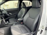 前席は座面と背もたれにゆとりがあり、運転席・助手席ともに落ち着いて過ごせる空間です。窓からの視界も確保され、中央のアームレストや収納まわりも手の届きやすい配置です。