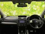 運転席まわりは前方の視界が広く、計器やナビの位置も確認しやすいレイアウトです。シートに座った際の見通しもよく、毎日の運転を落ち着いて始められます。