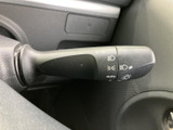 レバーには各種マークが表示され、手元で設定を確認しやすい仕様です。運転席から目に入りやすい位置にあり、周囲の状況に気を配りながら必要な操作を行える配置となっています。