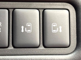 【両側パワースライドドア】スマートキーや運転席のスイッチで後席両側スライドドアの開閉が可能♪電動だから力を入れてドアを開ける必要が無く、小さなお子様でも簡単に開け閉めでき快適です♪