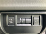 運転席まわりには、車両に関する操作部がまとまって配置されています。スイッチの表示が確認しやすく、必要な項目を見つけやすい構成。日常的に使う機能へ手が届きやすい点も便利です。