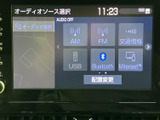 AM・FMに加えてUSBやBluetoothなどの音源選択肢が画面に表示され、普段の聴き方に合わせて選べます。項目が整理されており、音源を切り替える際も内容を確認しやすい画面です。