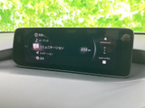 各種メニューが画面にまとまり、必要な項目を選びやすい構成です。スマートフォン連携の表示もあり、普段使いの音楽や情報確認に活用できます。
