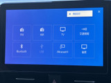 FM・AMをはじめ、BluetoothやUSBなどの選択肢が画面上に並びます。使いたい音源を見比べて選びやすく、日常の移動中に好みの音楽やラジオを楽しむ際に便利です。