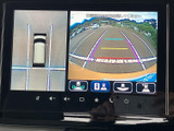 後方の映像に加えて車両周囲の表示も確認でき、駐車時の後方確認をサポートします。画面上の目安線を参考にしながら、周囲を確かめて操作しやすい装備です。