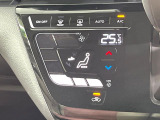 【オートエアコン】一度お好みの温度に設定すれば、車内の温度を検知し風量や温度を自動で調整。暑い&hellip;寒い&hellip;と何度もスイッチ操作をする必要はありません。快適な車内空間には必須の機能ですね♪