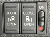 【両側パワースライドドア】スマートキーや運転席のスイッチで後席両側スライドドアの開閉が可能♪電動だから力を入れてドアを開ける必要が無く、小さなお子様でも簡単に開け閉めでき快適です♪