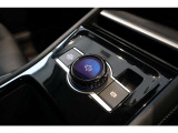 エアコン操作パネルがスライド式になっております。独立型エアコンのため運転席と助手席それぞれで快適な温度に設定いただけます。