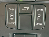 【両側パワースライドドア】スマートキーや運転席のスイッチで後席両側スライドドアの開閉が可能♪電動だから力を入れてドアを開ける必要が無く、小さなお子様でも簡単に開け閉めでき快適です♪