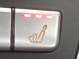 ●フロントシートヒーティング:運転席・助手席共に三段階で調節が可能なシートヒーターを装備しております。季節を問わず快適にご使用いただけます。