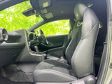前席は身体を支える立体的なシート形状で、乗車中も落ち着いた姿勢を保ちやすい印象です。足元まで見通しやすく、助手席にお乗りの方もゆったり過ごせる空間です。