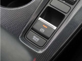 ◆減速セレクター◆ステアリングホイールの左右に取り付けられた2つのパドルスイッチで減速の強さを調整。 左側の「-」を操作すると減速を強く、右側の「+」を操作すると減速を弱くすることができます。