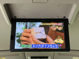 天井に備わるモニターで映像を楽しめるため、車内で過ごす時間をより充実させられます。画面表示も見やすく、乗車中の楽しみを広げる装備です。