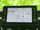 AM・FMに加え、USBやBluetoothなどの音源選択肢が画面に表示されています。アイコンで内容を確認しやすく、普段の音楽再生やラジオ利用など、気分に合わせた使い分けに便利です。
