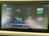 FM・AMやディスク、USBなど複数の音源が一覧で表示され、使いたい項目を見つけやすい画面です。停車中に内容を確認して選択でき、毎日の移動時間に合わせて音楽を楽しめます。