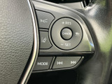 ステアリング上に運転支援や音量などのスイッチがまとまり、視線を大きく移さずに手元で扱える配置です。ボタンの表示も確認しやすく、日常の操作をスムーズに行えます。