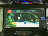停車中にはテレビ番組の映像を楽しめ、休憩時間などの過ごし方が広がります。画面には番組情報と時刻も表示され、視聴の際に内容や時間を確認しやすいのが便利です。