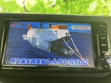 テレビ番組を画面で視聴できる装備です。停車中の休憩時間などに映像を楽しめるため、待ち時間を過ごす際にも便利。画面に番組映像が表示され、車内で過ごす時間に活用できます。