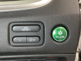 Hondaセンシング用の、VSA(ABS+TCS+横滑り抑制)解除と路外逸脱抑制機能のオンオフスイッチなどはハンドルの右側に装備しています。