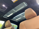【パノラマルーフ】大型のガラスルーフ搭載で車内の解放感が一気にアップ!開放的なドライブをお楽しみいただけます。