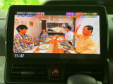テレビ番組を画面で楽しめる装備です。停車中の休憩時間などに映像を視聴でき、車内で過ごすひとときの選択肢が広がります。操作画面には時刻も表示されています。