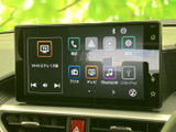 ラジオやテレビ、Bluetooth、USBなどの選択肢が画面に並び、使いたい音源を見つけやすい構成です。電話や設定の項目もまとめられ、日常の操作をサポートします。