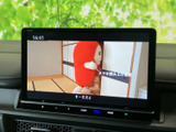 テレビ映像を表示できる画面を備え、停車中の待ち時間にも番組を楽しめます。操作項目が画面下にまとまっており、目的の画面へ切り替えやすい点も日常使いに便利です。