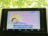 映像を表示できる画面を備え、停車中にはテレビ番組などを視聴してお楽しみいただけます。画面の内容を確認しながら、休憩時間をゆったり過ごせる装備です。