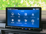 ホーム画面にナビや電話、スマートフォン連携などの項目が並び、目的の機能を見つけやすい表示です。画面上で選択でき、日常の移動から音楽再生まで幅広く役立ちます。